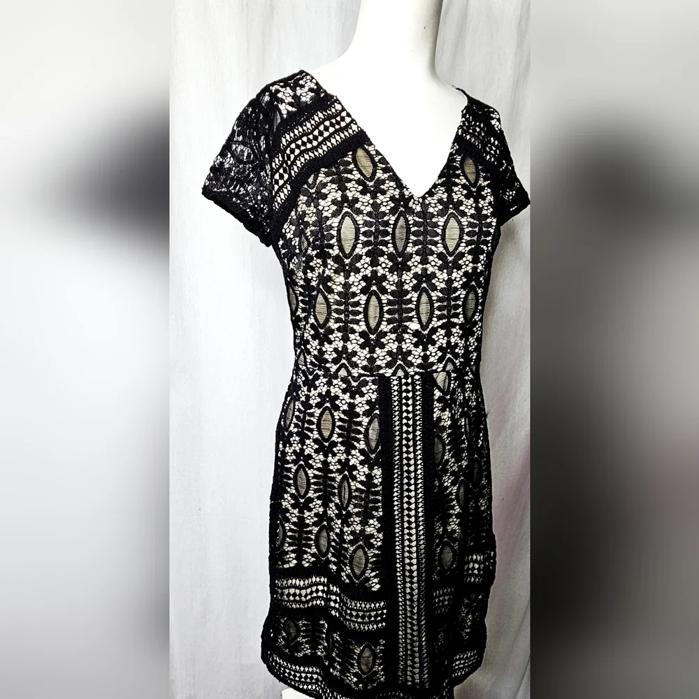 Doe & Rae Black Lace Geo Print V-Neck Short Sleeve Lined Dress Size L NWT‎